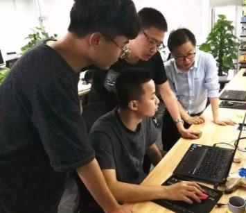 1639367409339051.jpg 程序员讨论.jpg